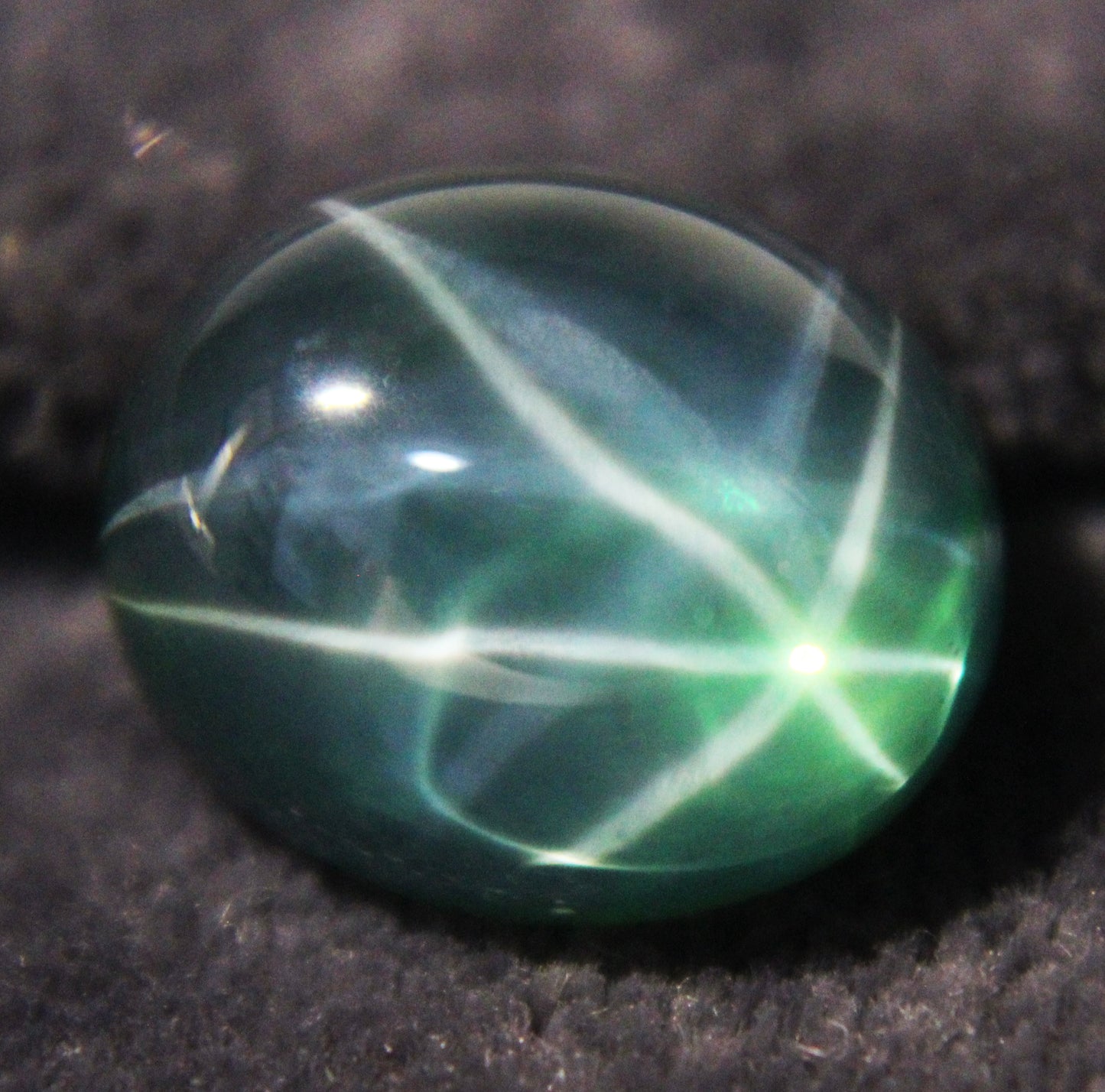 7.95 Ct 6 Rays Certified Green Star Sapphire Cabochon Losse Gemstone