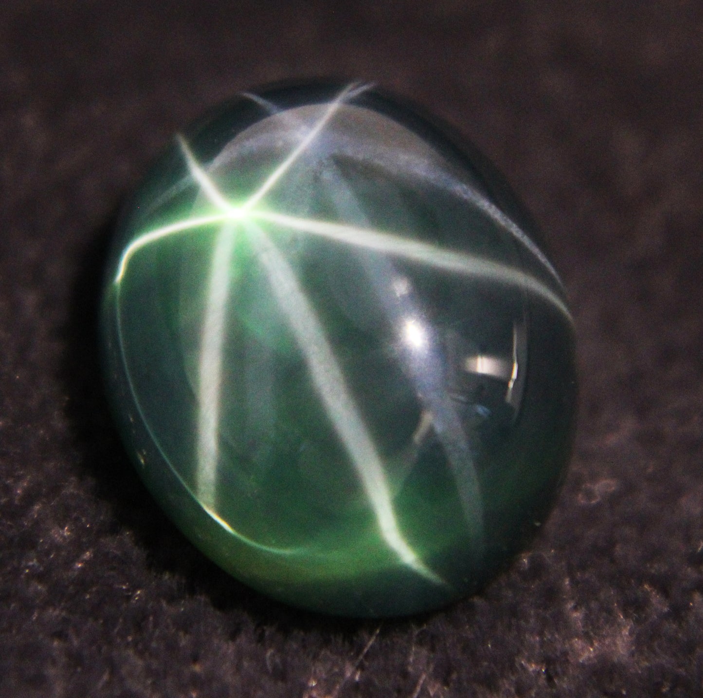 7.95 Ct 6 Rays Certified Green Star Sapphire Cabochon Losse Gemstone